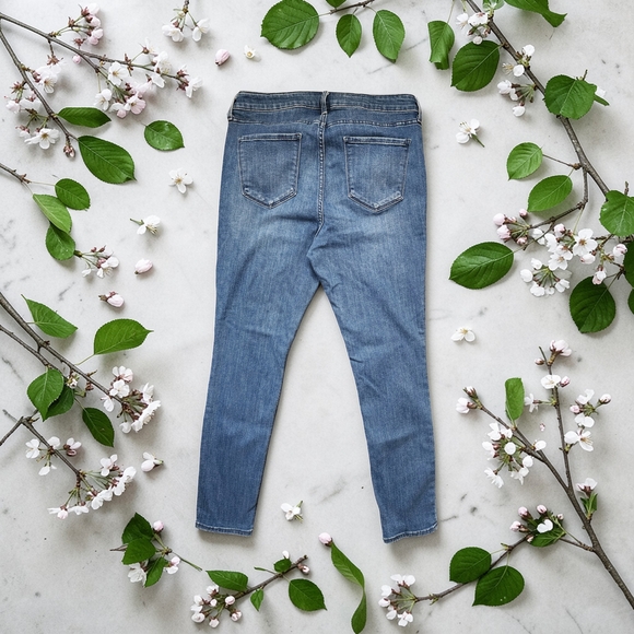 Old Navy Medium Wash High-Rise Super Skinny Jeans - Classic Stretch Denim - Picture 2 of 8